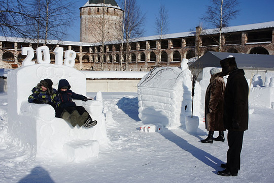 Территорию Кирилло-Белозерского музея украсили снежные скульптуры